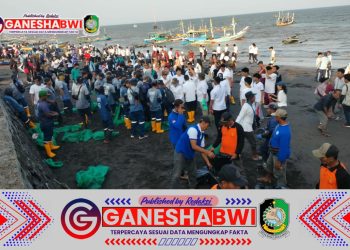 Menko Pangan Pimpin Aksi Bersih Pantai di Muncar, Serukan Laut Bersih Demi Masa Depan Nelayan