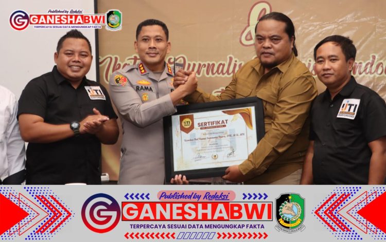 Kapolresta Banyuwangi Terima Penghargaan Pembina IJTI, Dukung Kebebasan Pers Kapolresta Banyuwangi Terima Penghargaan Pembina IJTI, Dukung Kebebasan Pers