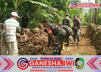 TNI Bersama Petani Gotong Royong Perlebar Jalan Pertanian di Desa Balak