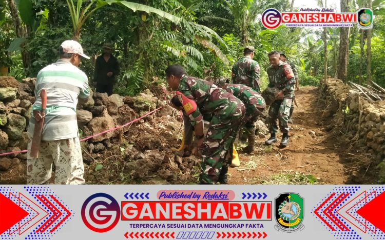 TNI Bersama Petani Gotong Royong Perlebar Jalan Pertanian di Desa Balak