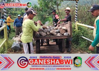 Babinsa Bersama Warga Lakukan Kerja Bakti Perbaiki Bahu Sungai di Perbatasan Desa Kandangan-Sarongan