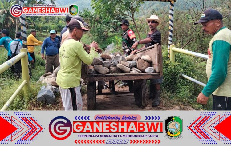 Babinsa Bersama Warga Lakukan Kerja Bakti Perbaiki Bahu Sungai di Perbatasan Desa Kandangan-Sarongan