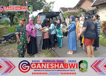 Jumat Berkah, Pemuda Muhammadiyah Kalibaru dan Pemdes Bagikan Sayuran Segar untuk Warga