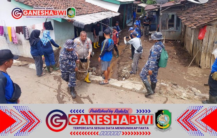 Lanal Banyuwangi Sigap Bantu Warga Terdampak Banjir di Situbondo Lanal Banyuwangi Sigap Bantu Warga Terdampak Banjir di Situbondo