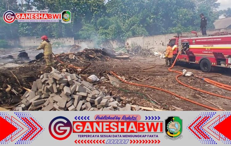 Kebakaran Hebat Landa Pabrik Triplek di Kabat, 4 Unit Damkar Dikerahkan