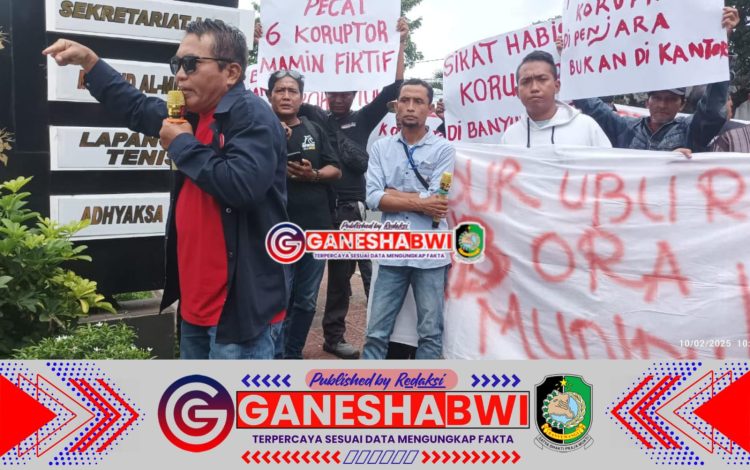 Para Aktivis Geruduk Kejari Banyuwangi Terkait Korupsi Mamin Fiktif