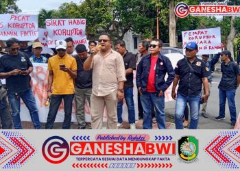 Komunitas Info Warga Banyuwangi Gelar Aksi Demo di Depan Kantor Kejaksaan Negeri Banyuwangi