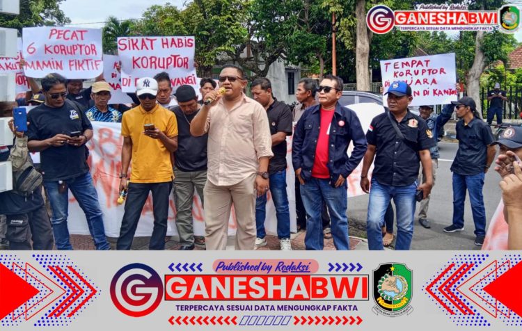 Komunitas Info Warga Banyuwangi Gelar Aksi Demo di Depan Kantor Kejaksaan Negeri Banyuwangi