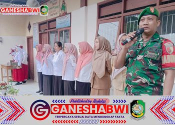 Babinsa Jambewangi Jadi Irup Upacara di SDN 8, Tanamkan Disiplin dan Nasionalisme Sejak Dini