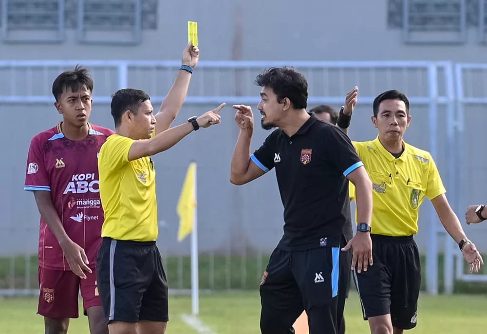 Wasit Kontroversial, Suporter Persewangi Protes hingga Lempar Botol ke Lapangan