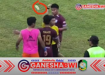 Wasit Kontroversial, Suporter Persewangi Protes hingga Lempar Botol ke Lapangan