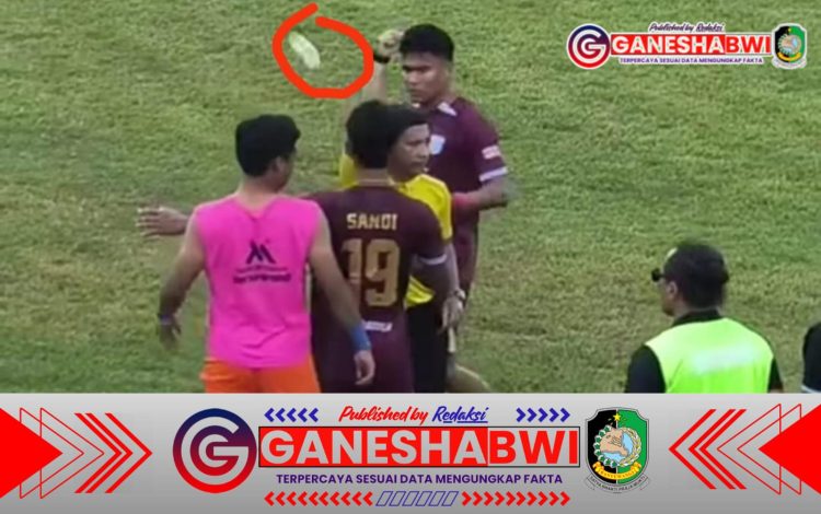 Wasit Kontroversial, Suporter Persewangi Protes hingga Lempar Botol ke Lapangan