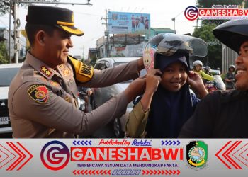 Rayakan Hari Valentine, Polresta Banyuwangi Bagikan Cokelat dan Helm untuk Pengendara