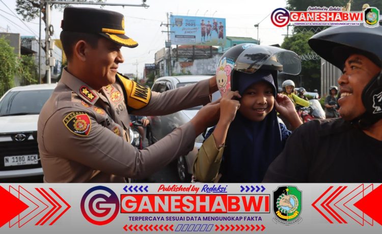 Rayakan Hari Valentine, Polresta Banyuwangi Bagikan Cokelat dan Helm untuk Pengendara