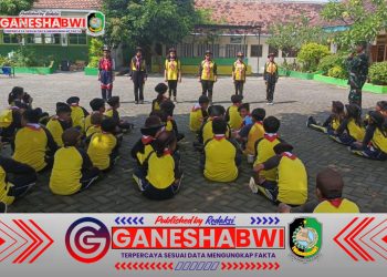 Serda Iwan dari Kodim 0825/Banyuwangi Latih PBB Siswa SD Negeri 2 Singotrunan