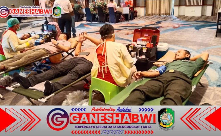 Danramil Kabat Ikuti Donor Darah dalam Rangka Anniversary ke-5 Hotel Kokoon Banyuwangi