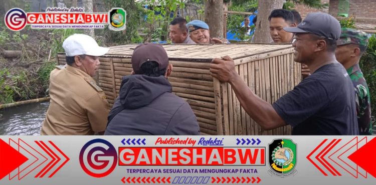 Dukung Ketahanan Pangan, Polsek Singojuruh Serahkan Keramba Ikan kepada Warga