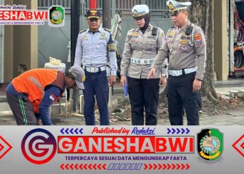 Satlantas Polresta Banyuwangi Gerak Cepat Perbaiki Jalan Rusak Demi Keselamatan Pengguna Jalan