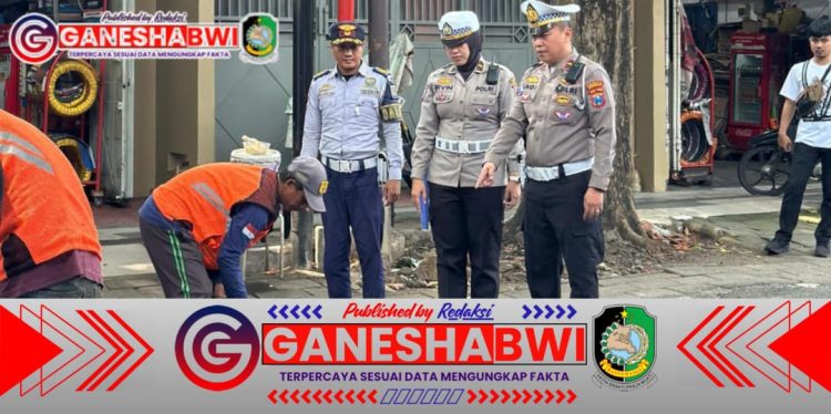 Satlantas Polresta Banyuwangi Gerak Cepat Perbaiki Jalan Rusak Demi Keselamatan Pengguna Jalan