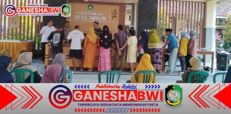 Babinsa Koramil Rogojampi Kawal Penyaluran BPNT dan PKH di Desa Bubuk