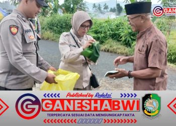 Kapolsek Kalibaru Bagikan Bunga kepada Warga Menjelang Ramadan untuk Pererat Tali Silaturahmi