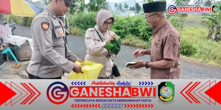 Kapolsek Kalibaru Bagikan Bunga kepada Warga Menjelang Ramadan untuk Pererat Tali Silaturahmi