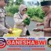 Kapolsek Kalibaru Bagikan Bunga kepada Warga Menjelang Ramadan untuk Pererat Tali Silaturahmi Kapolsek Kalibaru Bagikan Bunga kepada Warga Menjelang Ramadan untuk Pererat Tali Silaturahmi