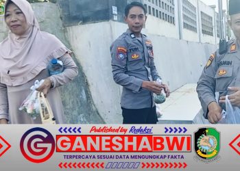 Polsek Kabat Patroli dan Bagikan Bunga Tabur Gratis untuk Peziarah Jelang Ramadan