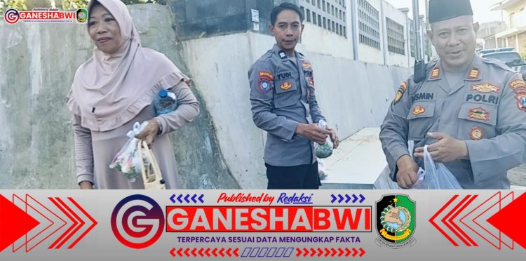 Polsek Kabat Patroli dan Bagikan Bunga Tabur Gratis untuk Peziarah Jelang Ramadan