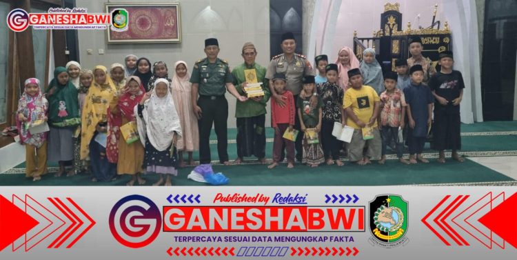 Kapolsek Pesanggaran Bagikan Al-Qur’an di Masjid Nurul Islam, Pererat Silaturahmi dengan Warga