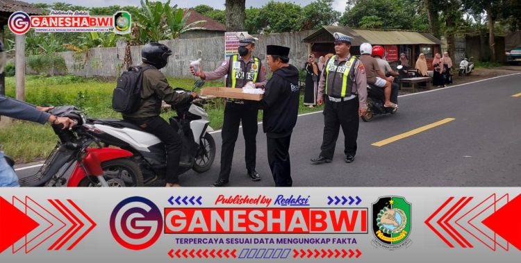 Polsek Kalibaru Gelar Patroli Bazar Ramadan dan Bagikan Takjil Gratis