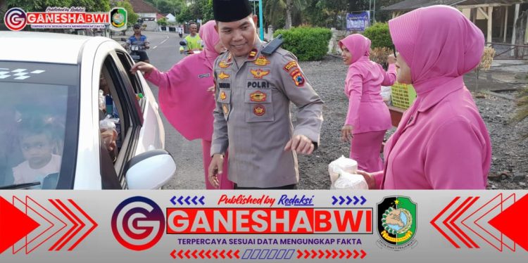 Polsek Tegaldlimo & Bhayangkari Bagikan Ratusan Takjil untuk Masyarakat