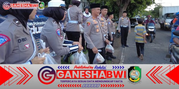 Wakapolresta Banyuwangi Bagikan Takjil Gratis di Simpang 4 Karangente
