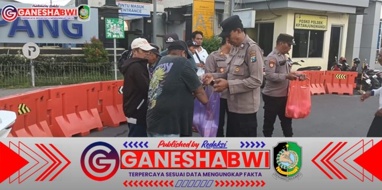 Polsek Kawasan Pelabuhan Tanjungwangi Bagikan Takjil Gratis di Pelabuhan Ketapang