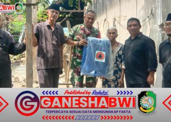 Babinsa Kelurahan Bakungan Bersama Warga Gotong Royong Evakuasi Korban Rumah Roboh Akibat Angin Kencang