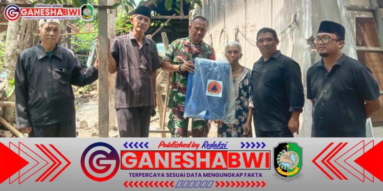 Babinsa Kelurahan Bakungan Bersama Warga Gotong Royong Evakuasi Korban Rumah Roboh Akibat Angin Kencang