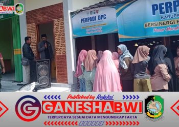 Babinsa Koramil 0825/20 Songgon Kawal Bazar Beras Murah untuk Warga Desa Sumberarum