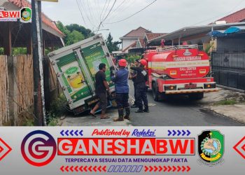 Tim Damkar Banyuwangi Berhasil Evakuasi Truk yang Terselip di Jalan Mendut