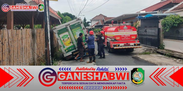 Tim Damkar Banyuwangi Berhasil Evakuasi Truk yang Terselip di Jalan Mendut