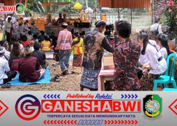 Babinsa Koramil 0825/20 Songgon Kawal Upacara Melasti di Telaga Rowo Bayu, Jaga Keamanan dan Ketertiban