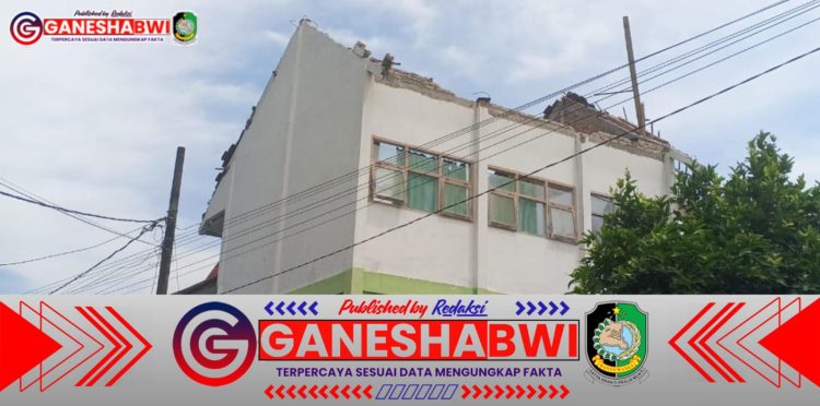 Atap Gedung MI Miftahul Ulum II Banyuwangi Ambruk, Beruntung Tak Ada Korban