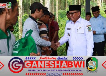 Wabup Banyuwangi Bagikan Sembako untuk Pekerja Hutan di Dusun Telemung
