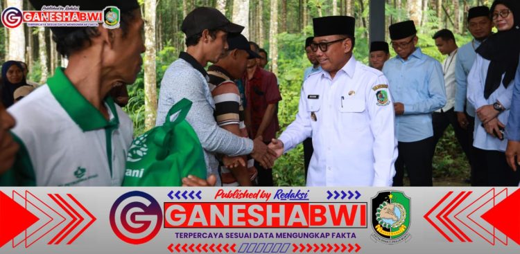 Wabup Banyuwangi Bagikan Sembako untuk Pekerja Hutan di Dusun Telemung
