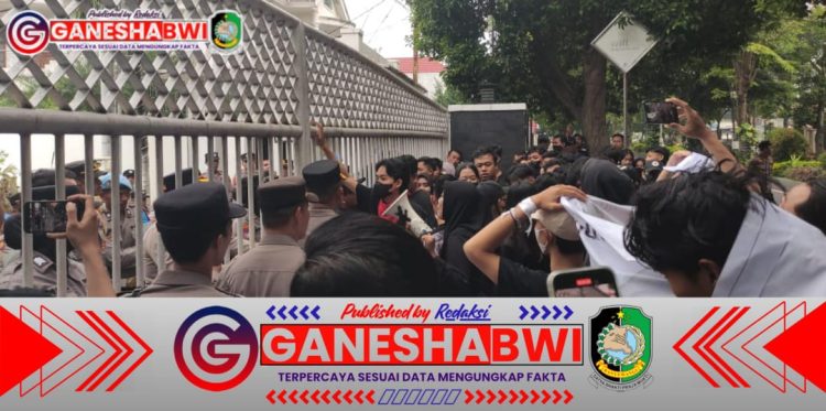 Demo Tolak UU TNI di Banyuwangi Ricuh, Mahasiswa dan Polisi Saling Dorong di Depan DPRD