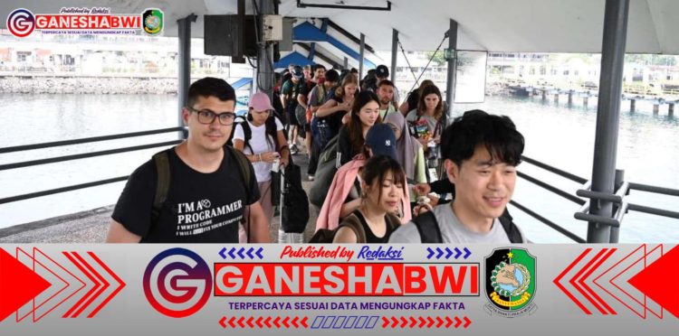 Wisatawan Asing Padati Pelabuhan Ketapang di Tengah Arus Mudik Lebaran