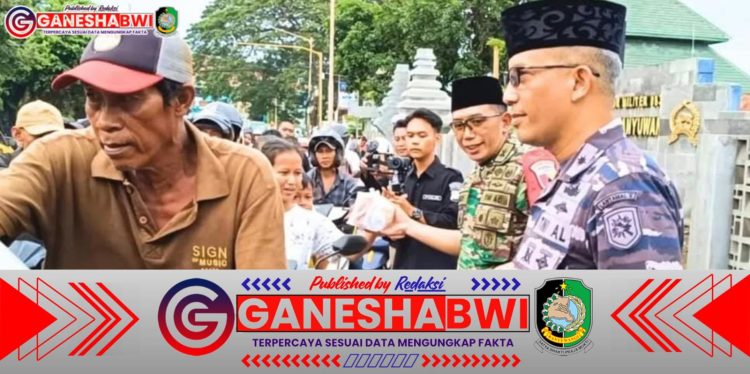 TNI-Polri Banyuwangi Bersinergi, Bagikan Takjil untuk Warga di Bulan Ramadan TNI-Polri Banyuwangi Bersinergi, Bagikan Takjil untuk Warga di Bulan Ramadan