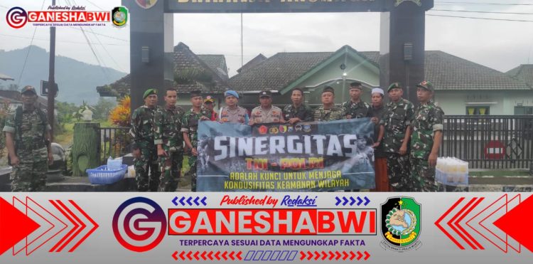 TNI-Polri Bersinergi: Koramil 0825/05 Kalibaru dan Polsek Kalibaru Berbagi Takjil Ramadan