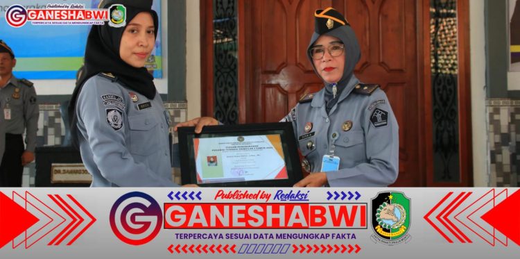 Lapas Banyuwangi Apresiasi Kinerja, Rofica Ratna Safitri Terpilih Sebagai Pegawai Teladan Triwulan Pertama 2025 Lapas Banyuwangi Apresiasi Kinerja, Rofica Ratna Safitri Terpilih Sebagai Pegawai Teladan Triwulan Pertama 2025