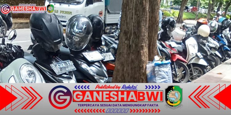 Parkir Liar di RSUD Blambangan Banyuwangi Semakin Parah, Warga: “Harus Ada Korban Jiwa Dulu Baru Ditindak?”