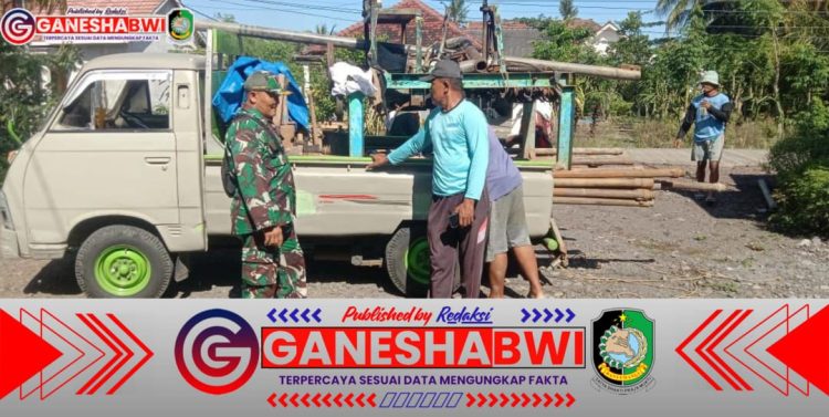 Babinsa Dampingi Penurunan Mesin Sumur Bor di Pesanggaran, Dukung Akses Air Bersih Warga